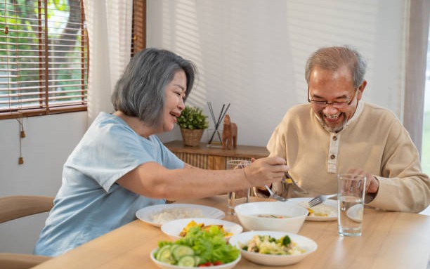 Bí quyết giúp người cao tuổi ăn ngon miệng, vui vẻ và khỏe mạnh hơn trong mùa nắng nóng