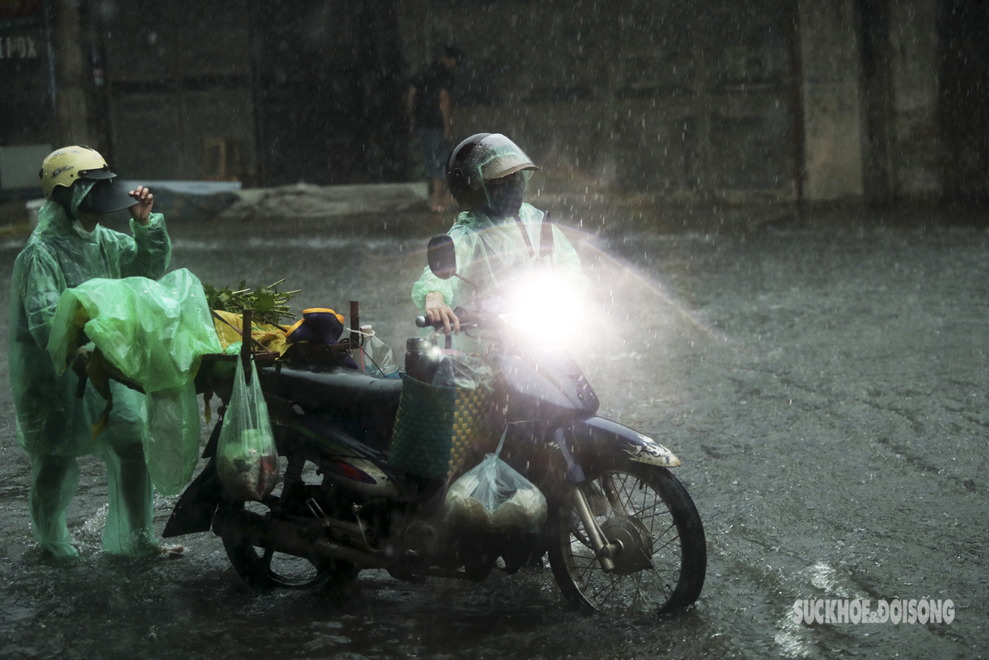Mưa trắng trời, người dân Hà Nội bì bõm dắt xe máy về nhà - Ảnh 1.