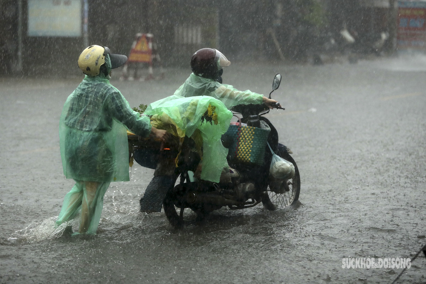 Mưa trắng trời, người dân Hà Nội bì bõm dắt xe máy về nhà - Ảnh 2.