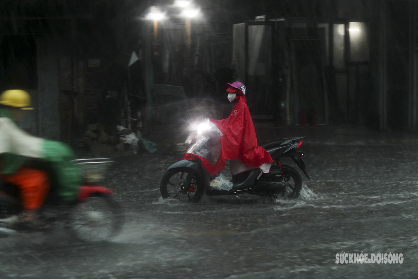 Mưa trắng trời, người dân Hà Nội bì bõm dắt xe máy về nhà - Ảnh 13.