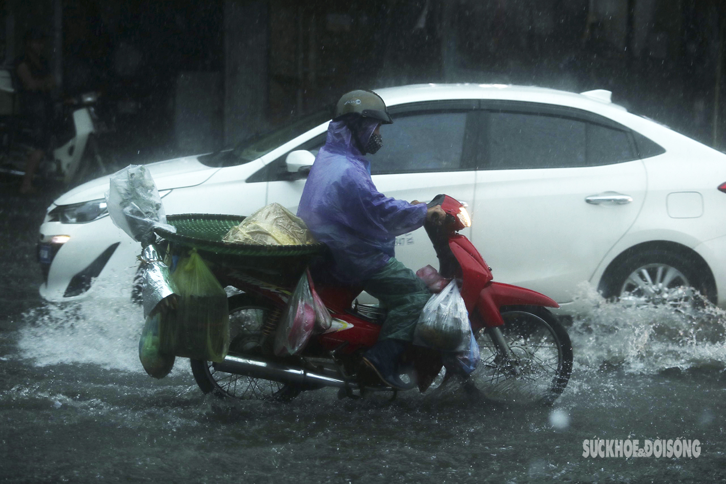Mưa trắng trời, người dân Hà Nội bì bõm dắt xe máy về nhà - Ảnh 4.