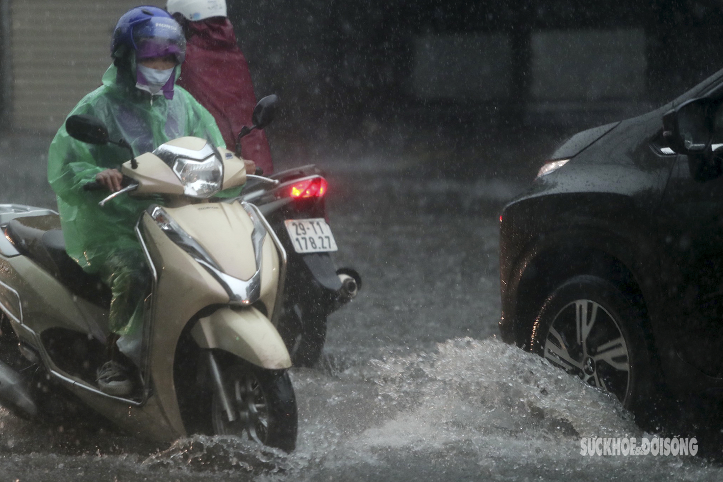 Mưa trắng trời, người dân Hà Nội bì bõm dắt xe máy về nhà - Ảnh 6.