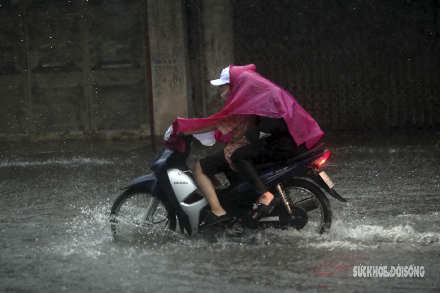 Mưa trắng trời, người dân Hà Nội bì bõm dắt xe máy về nhà - Ảnh 10.