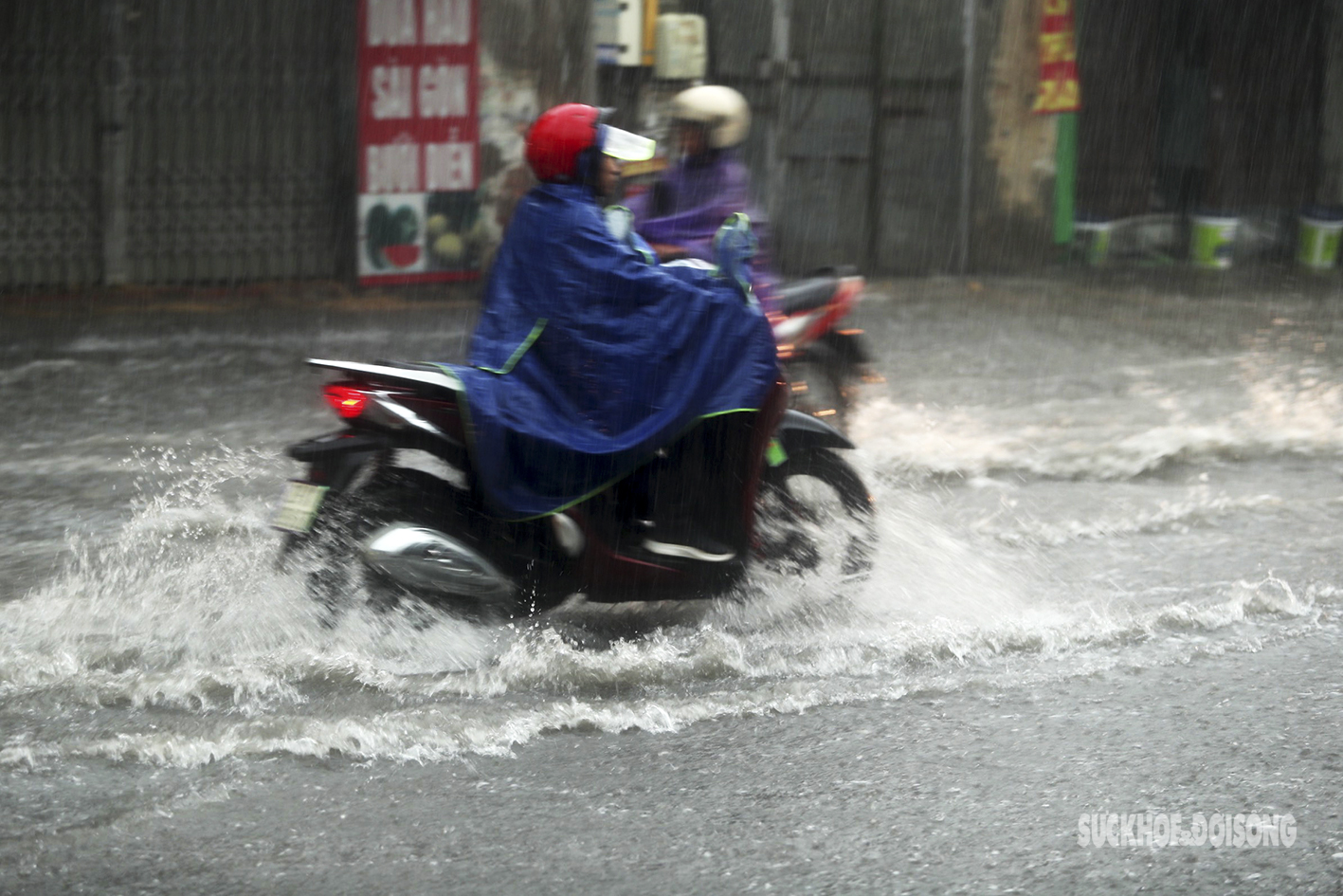 Mưa trắng trời, người dân Hà Nội bì bõm dắt xe máy về nhà - Ảnh 11.
