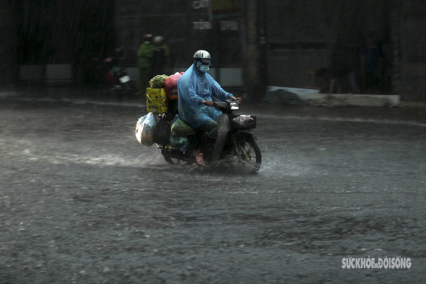Mưa trắng trời, người dân Hà Nội bì bõm dắt xe máy về nhà - Ảnh 12.