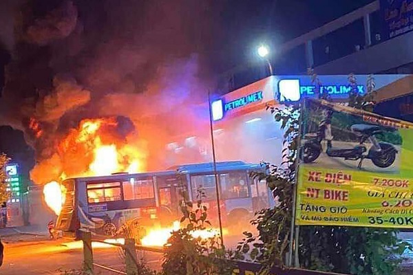 Dập tắt đám cháy xe buýt tại trạm xăng, không lây lan gây hậu quả nghiêm trọng - Ảnh 1.