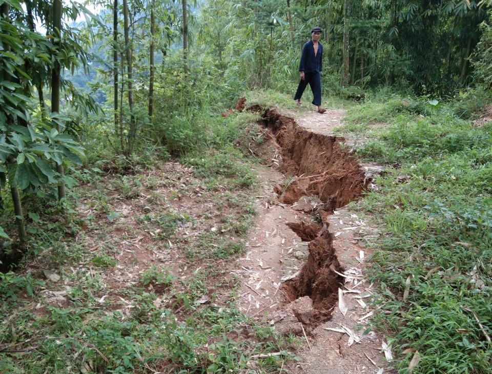 Hà Giang: Sau mưa lớn phát hiện nứt gãy sườn đồi khối lượng ước tính 5000 m3 - Ảnh 9.