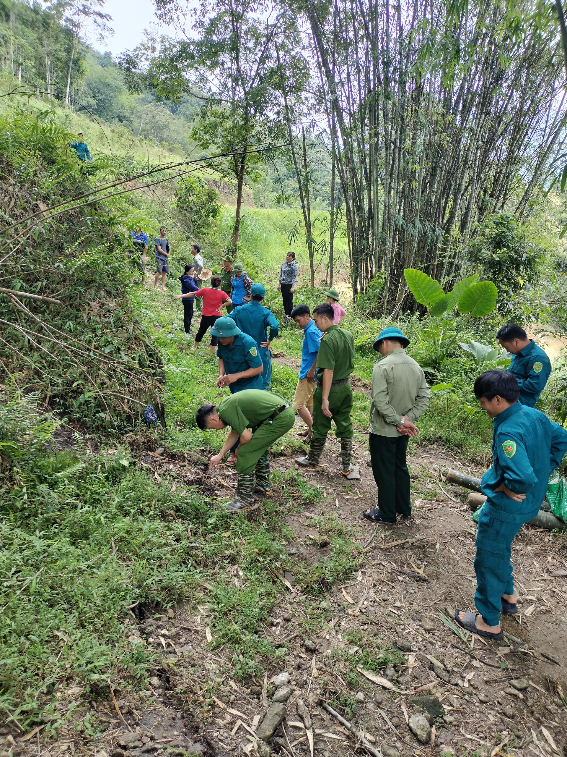 Hà Giang: Sau mưa lớn phát hiện nứt gãy sườn đồi khối lượng ước tính 5000 m3 - Ảnh 7.