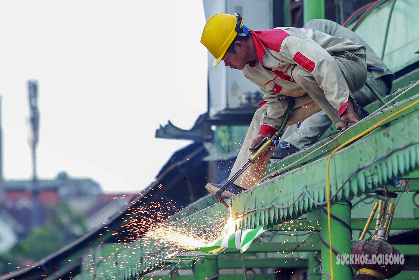 Hàng chục công nhân đội nắng di chuyển 80 tấn sắt ra khỏi Hồ Tây - Ảnh 5.