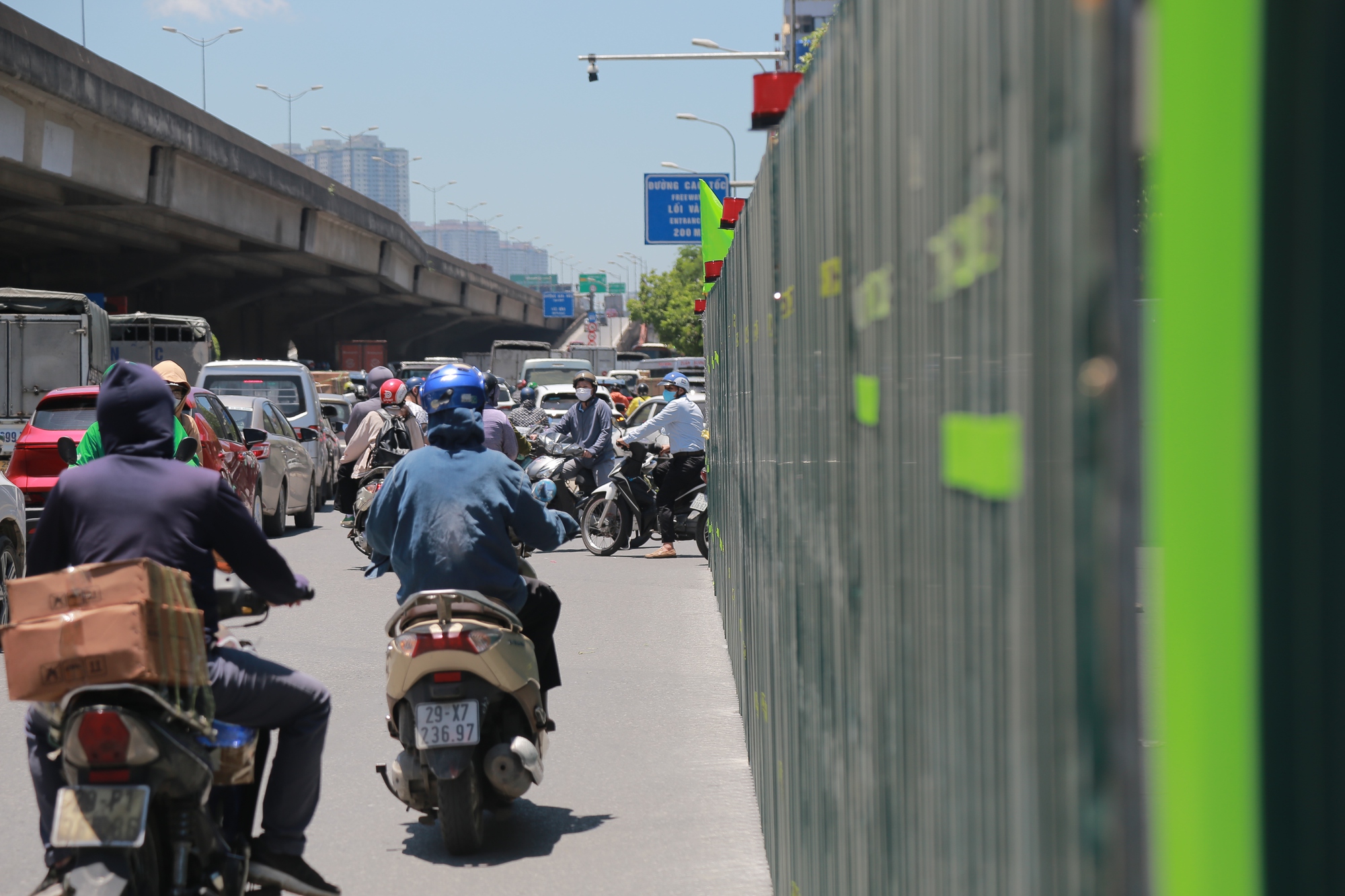 Rào kín đường, chính thức cấm đi thẳng, rẽ trái tại nút giao Nguyễn Trãi - Ảnh 11.
