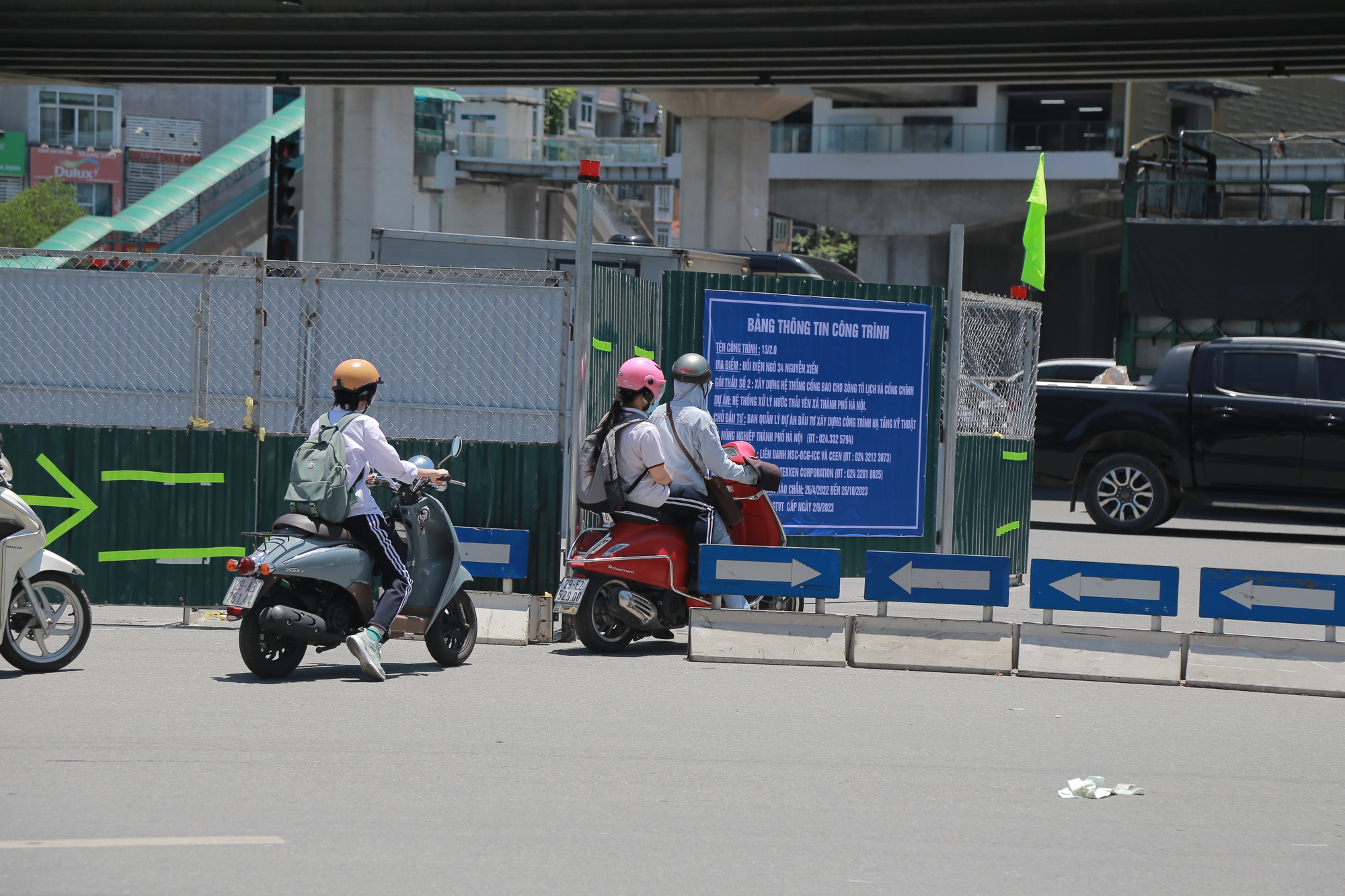 Rào kín đường, chính thức cấm đi thẳng, rẽ trái tại nút giao Nguyễn Trãi - Ảnh 9.