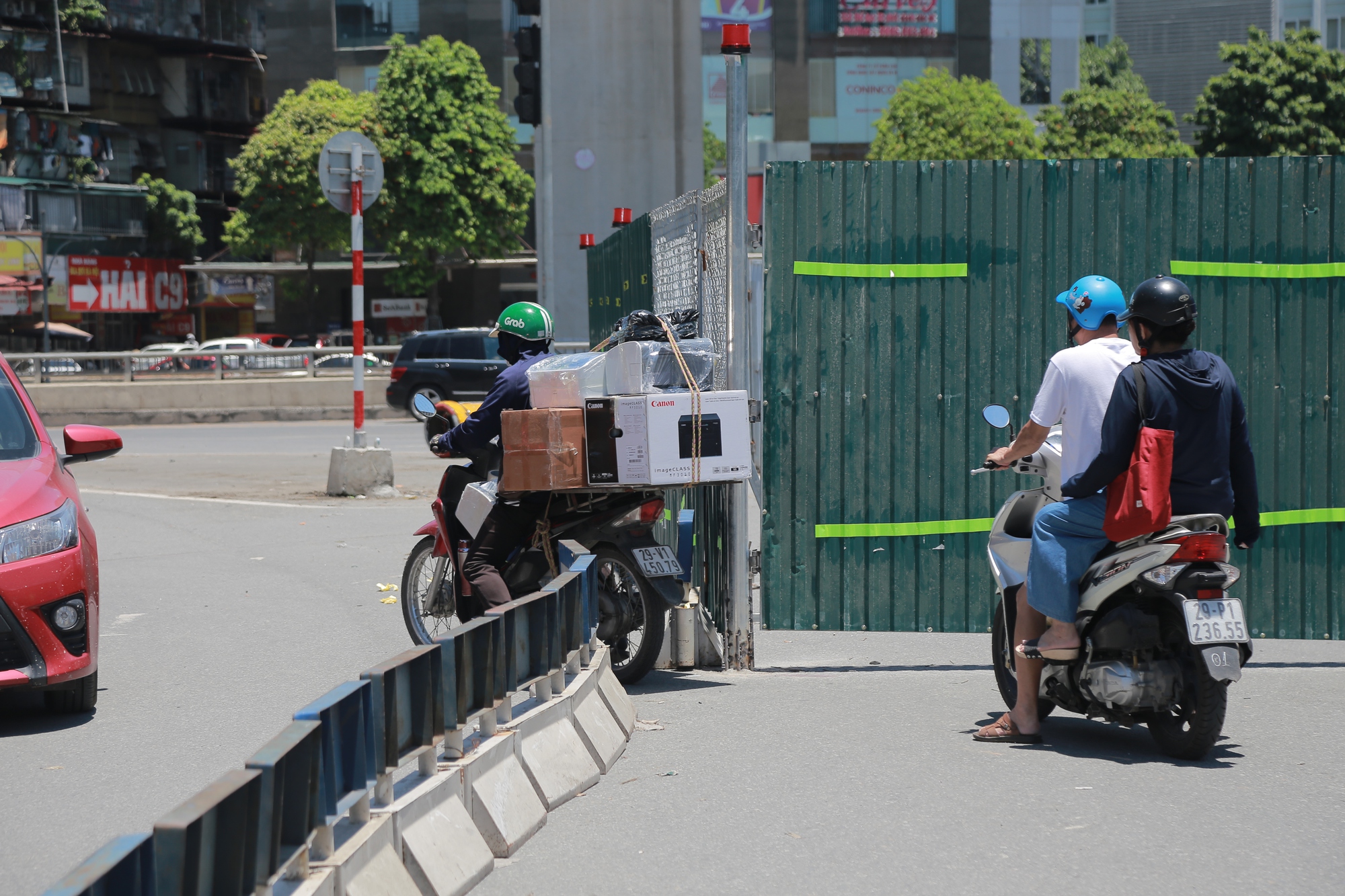 Rào kín đường, chính thức cấm đi thẳng, rẽ trái tại nút giao Nguyễn Trãi - Ảnh 8.