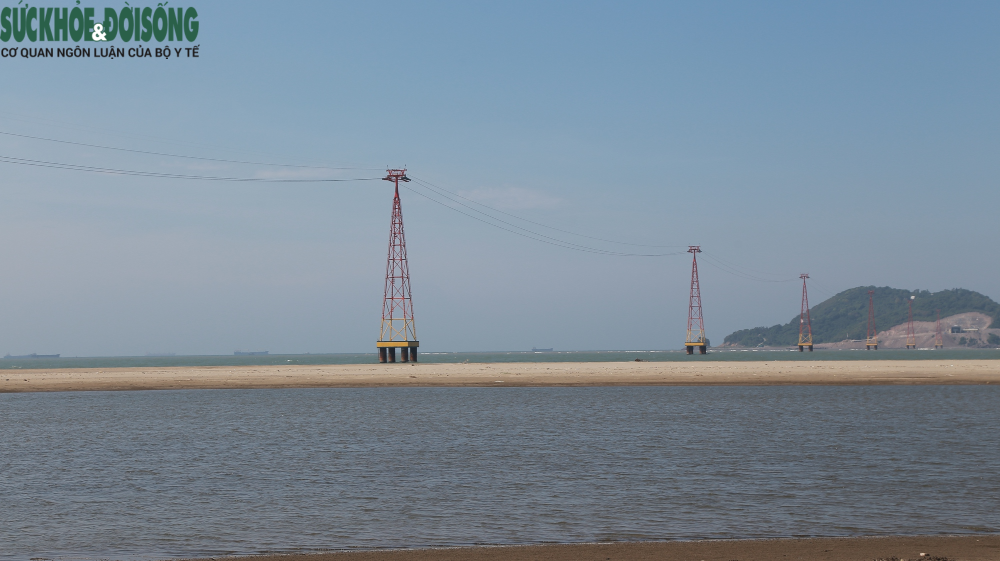 Ngắm nhìn toàn cảnh cáp treo vượt biển dài nhất Bắc Trung Bộ - Ảnh 2.