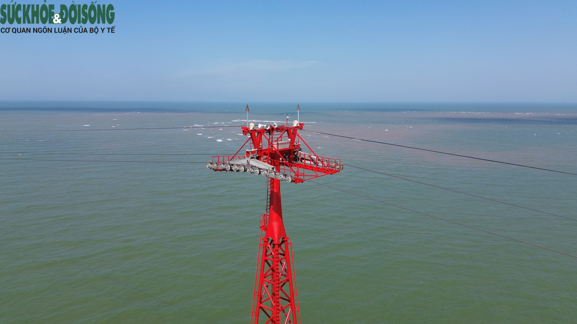 Ngắm nhìn toàn cảnh cáp treo vượt biển dài nhất Bắc Trung Bộ - Ảnh 6.