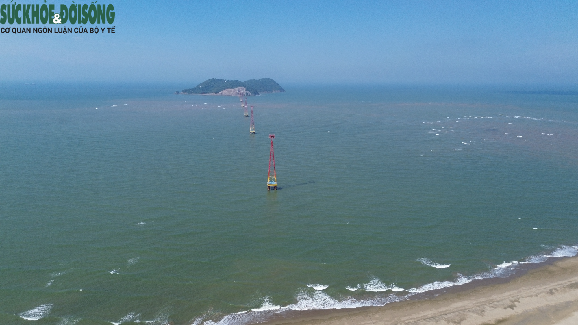 Ngắm nhìn toàn cảnh cáp treo vượt biển dài nhất Bắc Trung Bộ - Ảnh 11.