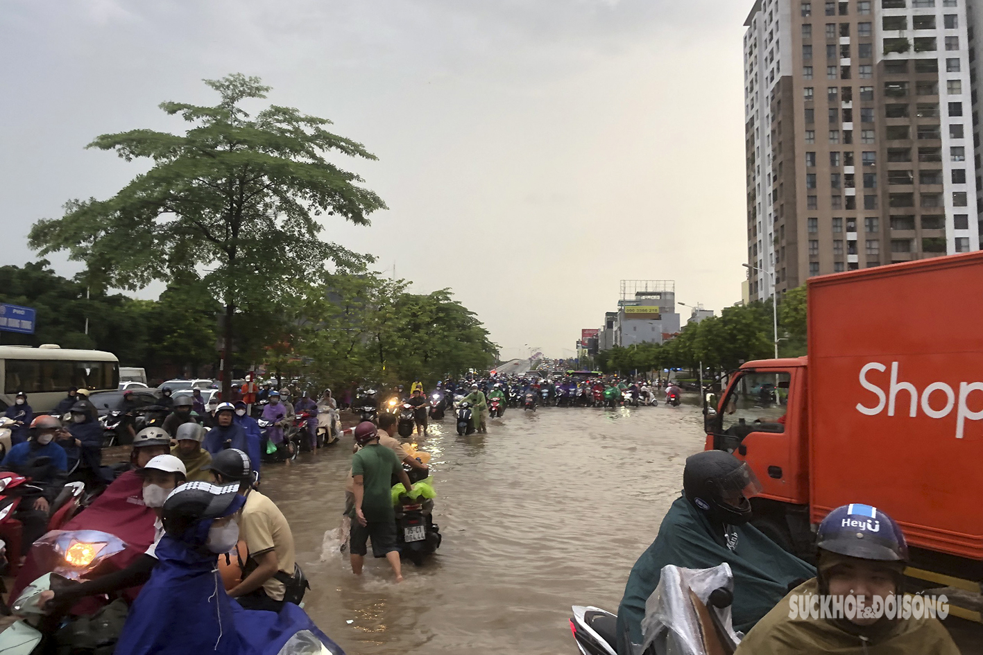 Người dân Hà Nội đánh vật với giao thông ùn tắc khi đường phố &quot;biến thành sông&quot;  - Ảnh 3.