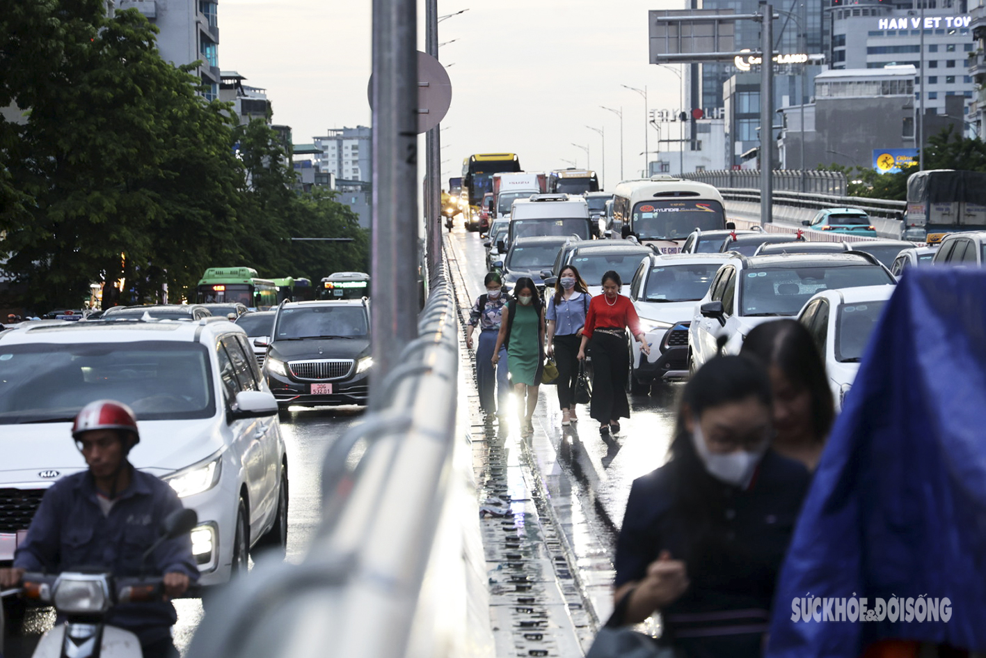 Người dân Hà Nội đánh vật với giao thông ùn tắc khi đường phố &quot;biến thành sông&quot;  - Ảnh 9.