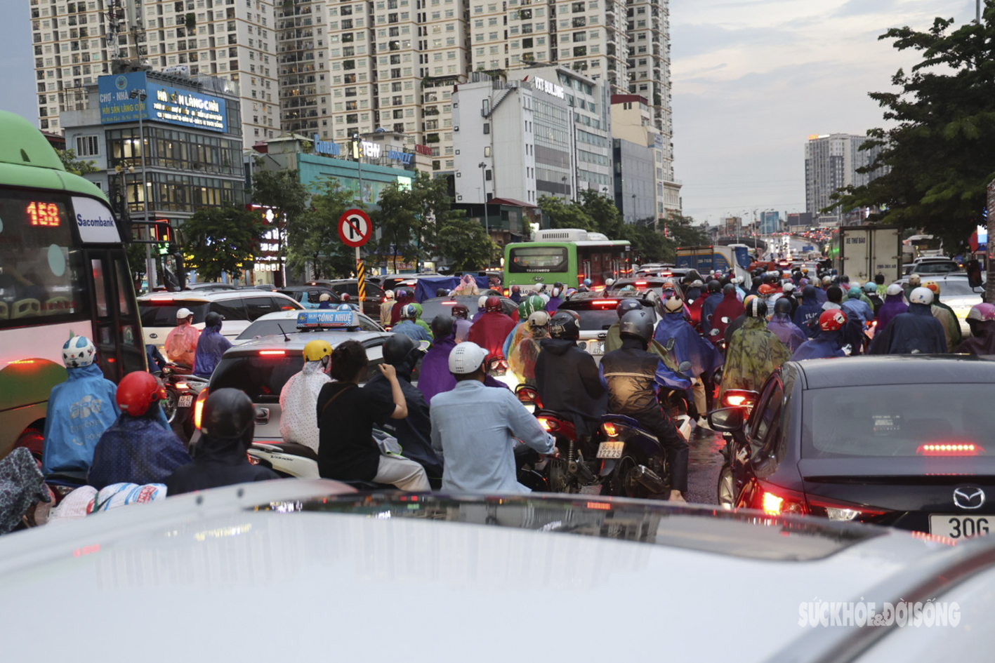 Người dân Hà Nội đánh vật với giao thông ùn tắc khi đường phố &quot;biến thành sông&quot;  - Ảnh 6.