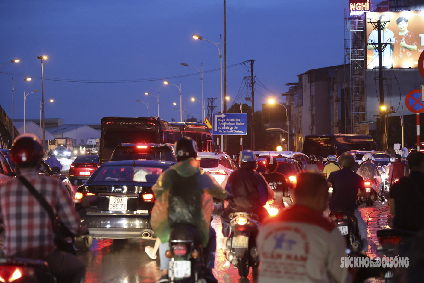 Người dân Hà Nội đánh vật với giao thông ùn tắc khi đường phố &quot;biến thành sông&quot;  - Ảnh 13.