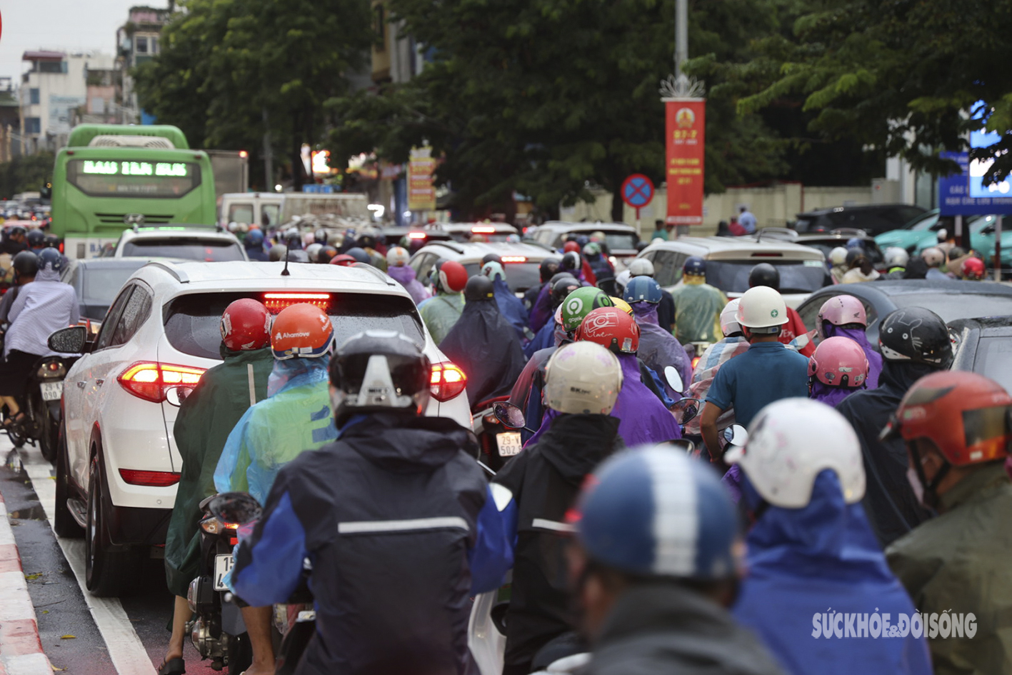 Người dân Hà Nội đánh vật với giao thông ùn tắc khi đường phố &quot;biến thành sông&quot;  - Ảnh 8.
