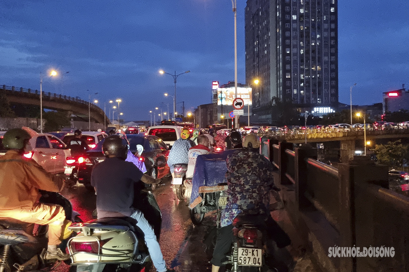Người dân Hà Nội đánh vật với giao thông ùn tắc khi đường phố &quot;biến thành sông&quot;  - Ảnh 11.