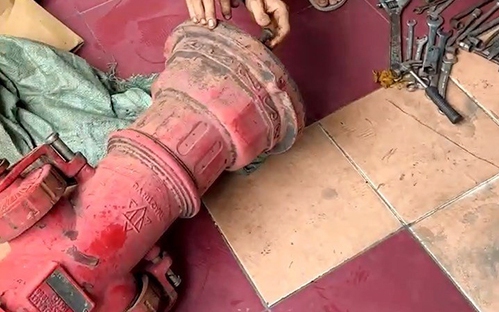 Giả vờ gom ve chai, tháo trộm hàng loạt trụ nước chữa cháy đem đi bán