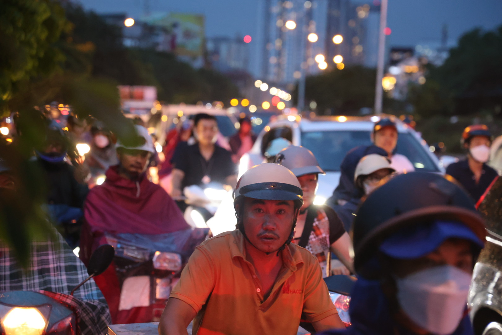 Người dân Hà Nội đánh vật với giao thông ùn tắc khi đường phố &quot;biến thành sông&quot;  - Ảnh 12.
