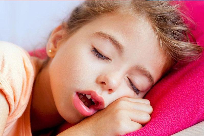 7 thói quen xấu thường gặp ở trẻ ảnh hưởng đến sức khỏe răng miệng - Ảnh 2.