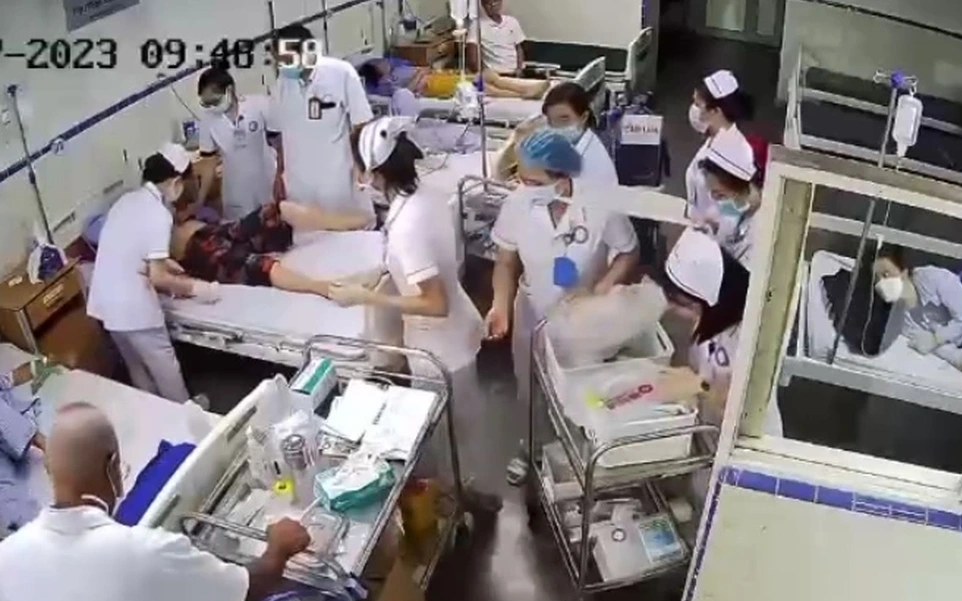 Video cứu bệnh nhân ung thư sốc phản vệ trong gang tấc khiến người xem thán phục sự bình tĩnh, chuyên nghiệp của y bác sĩ