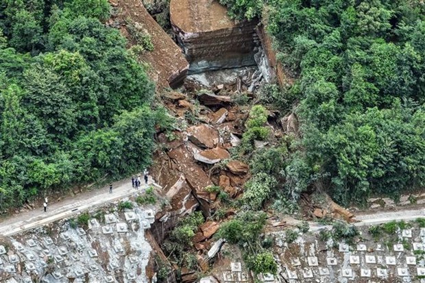 Lở đất do mưa lớn tại Trung Quốc khiến hàng chục người mất tích - Ảnh 1.