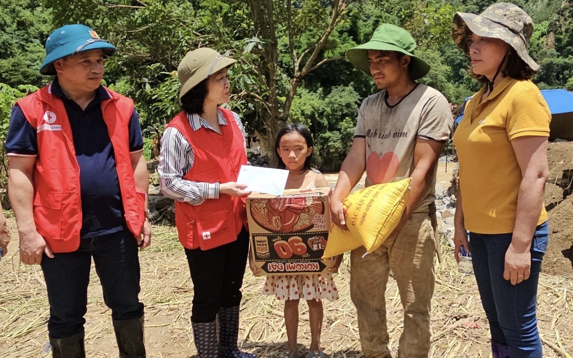 Hội Chữ thập đỏ hỗ trợ Yên Bái 400 triệu đồng và 200 thùng hàng sau mưa lũ