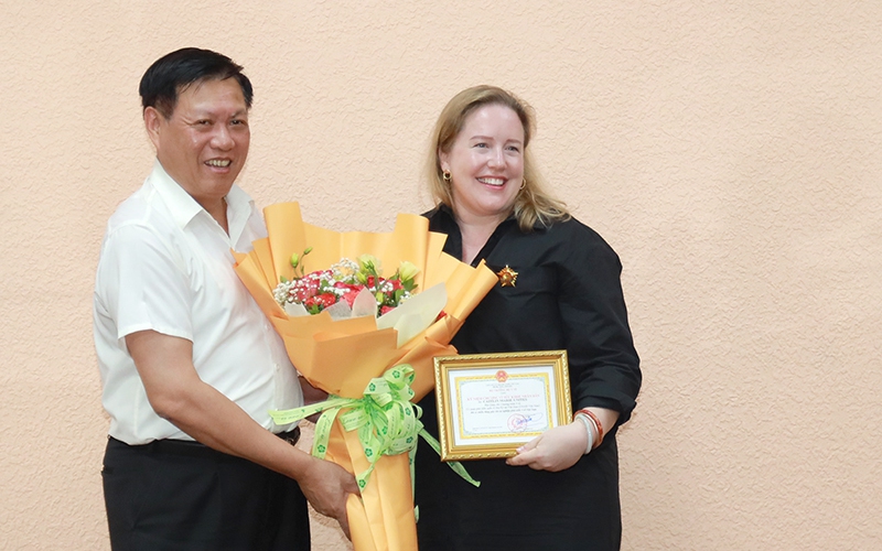 Bộ Y tế trao Kỷ niệm chương ‘Vì sức khỏe nhân dân’ cho Phó Giám đốc Phòng y tế, USAID tại Việt Nam