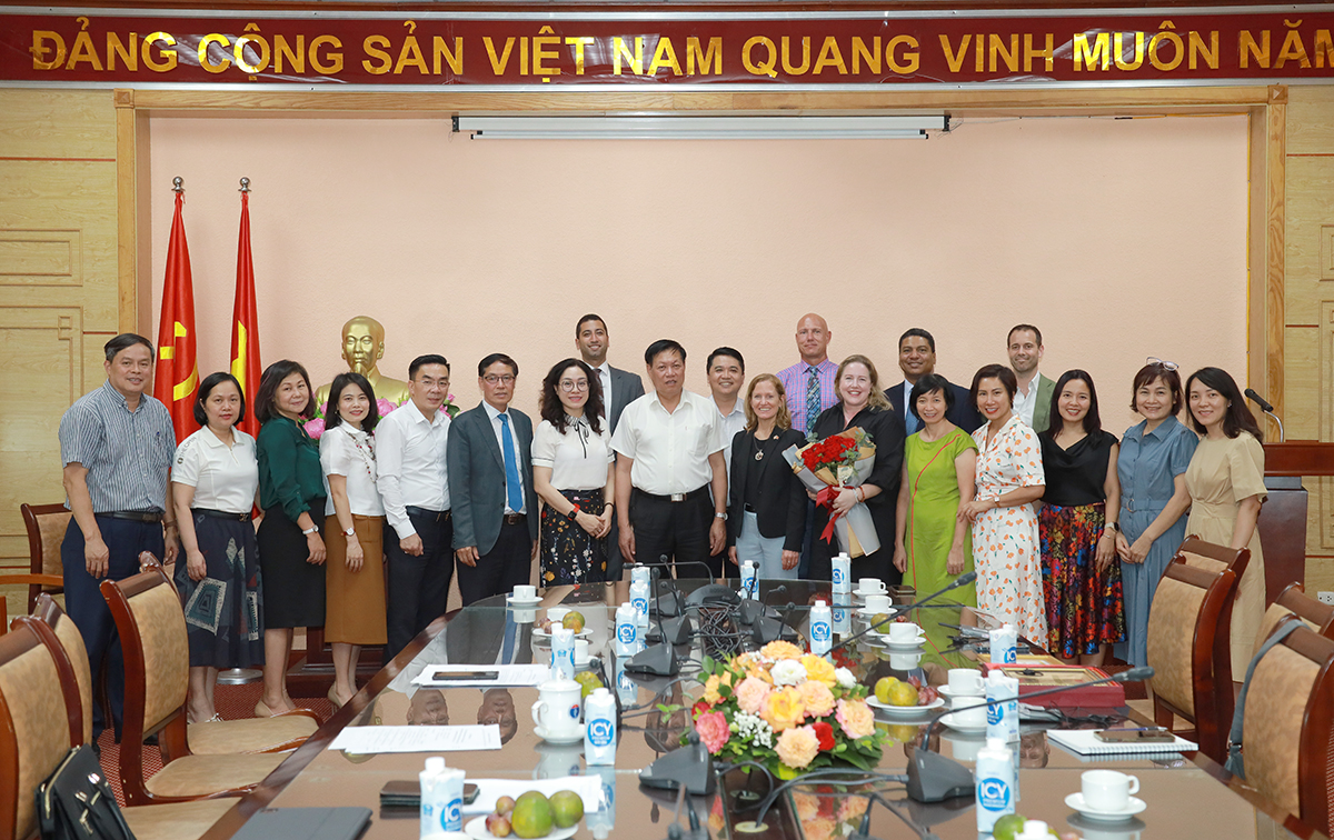 Bộ Y tế trao Kỷ niệm chương &quot;Vì sức khỏe nhân dân&quot;  cho Phó Giám đốc Phong y tế, USAID tại Việt Nam - Ảnh 4.