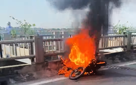 Xe máy cháy trơ khung trên cầu Vĩnh Tuy không rõ nguyên nhân