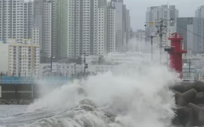 Bão Khanun: Miền tây Trung Quốc sạt lở đất, 9 thành phố ở Nga phải sơ tán khẩn cấp do nước lũ dâng cao