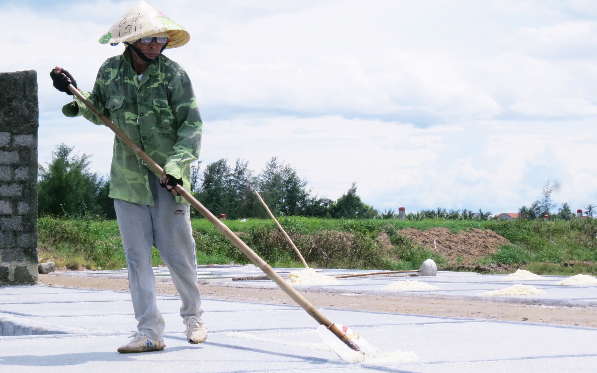 Nhọc nhằn nghề làm muối ở các làng ven biển Nghệ An