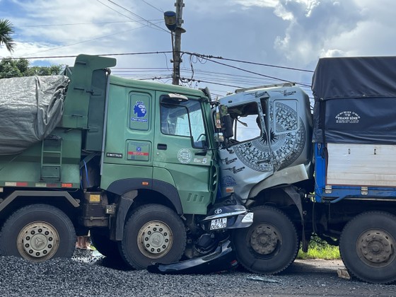 Xúc động hình ảnh cầu thủ nhí CLB Hoàng Anh Gia Lai tưởng nhớ những thành viên tử nạn - Ảnh 4.