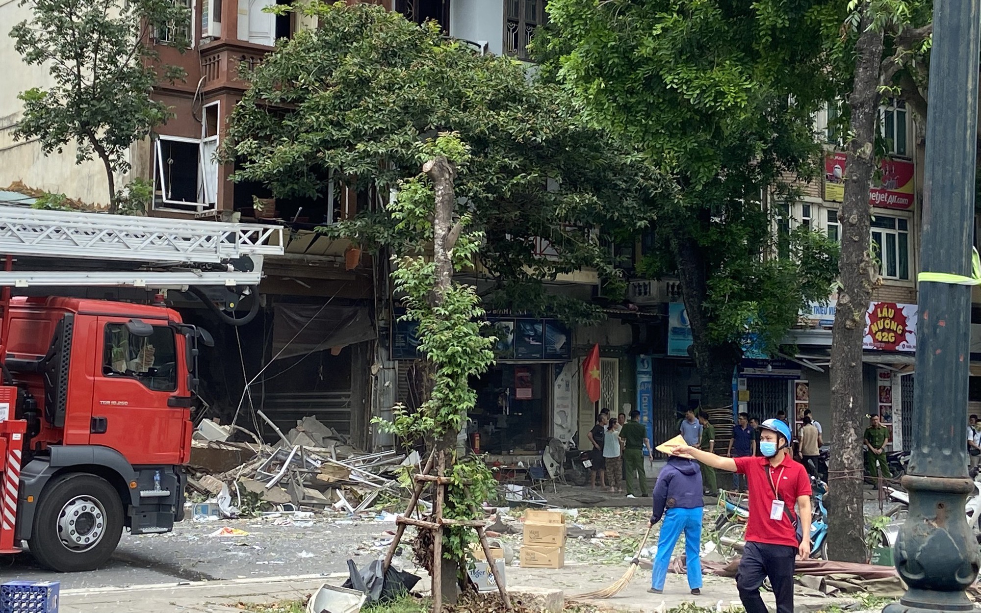 Vụ nổ khí gas trên đường Yên Phụ, Hà Nội: 3 người bỏng nặng phải chuyển lên Viện Bỏng Quốc gia