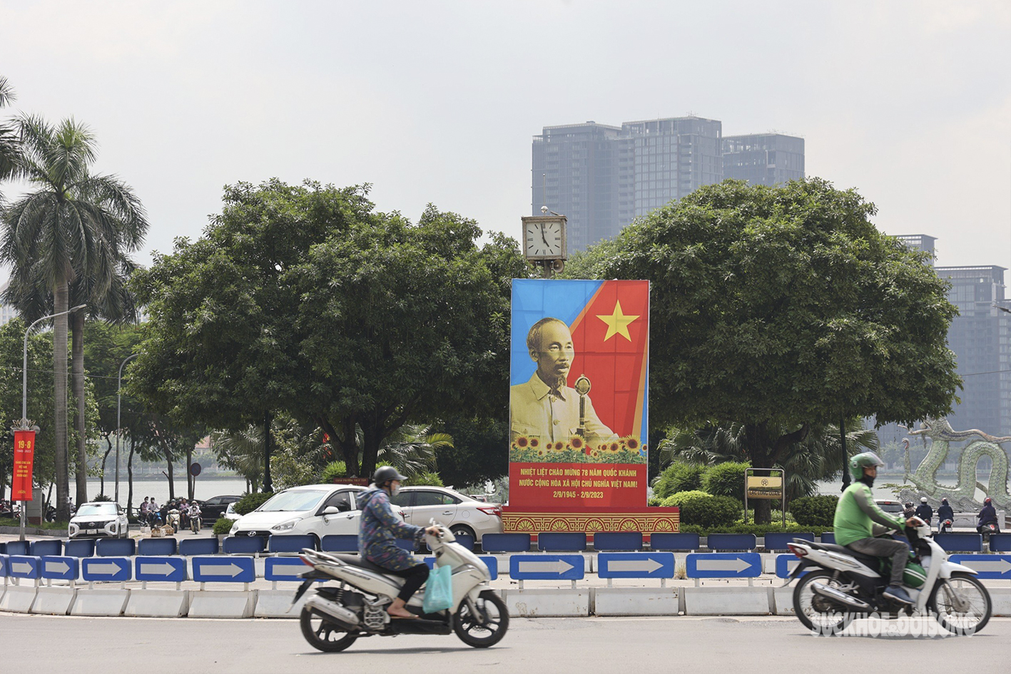Đường phố Hà Nội rực rỡ sắc đỏ chào mừng ngày Quốc khánh 2/9 - Ảnh 10.