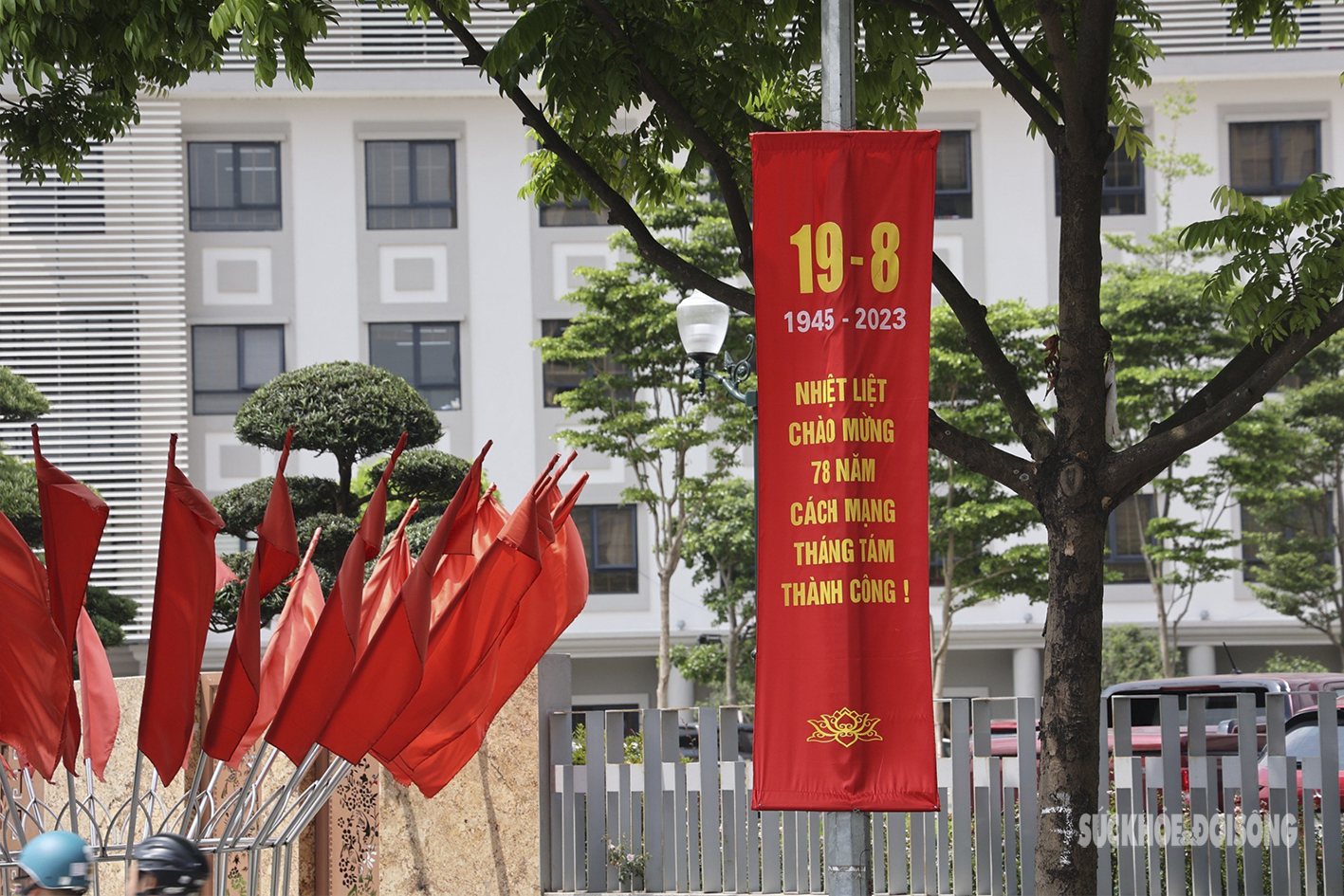 Đường phố Hà Nội rực rỡ sắc đỏ chào mừng ngày Quốc khánh 2/9 - Ảnh 14.