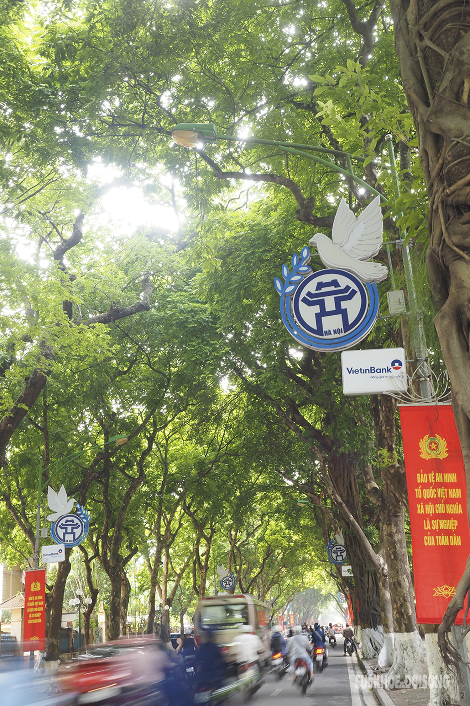 Đường phố Hà Nội rực rỡ sắc đỏ chào mừng ngày Quốc khánh 2/9 - Ảnh 15.