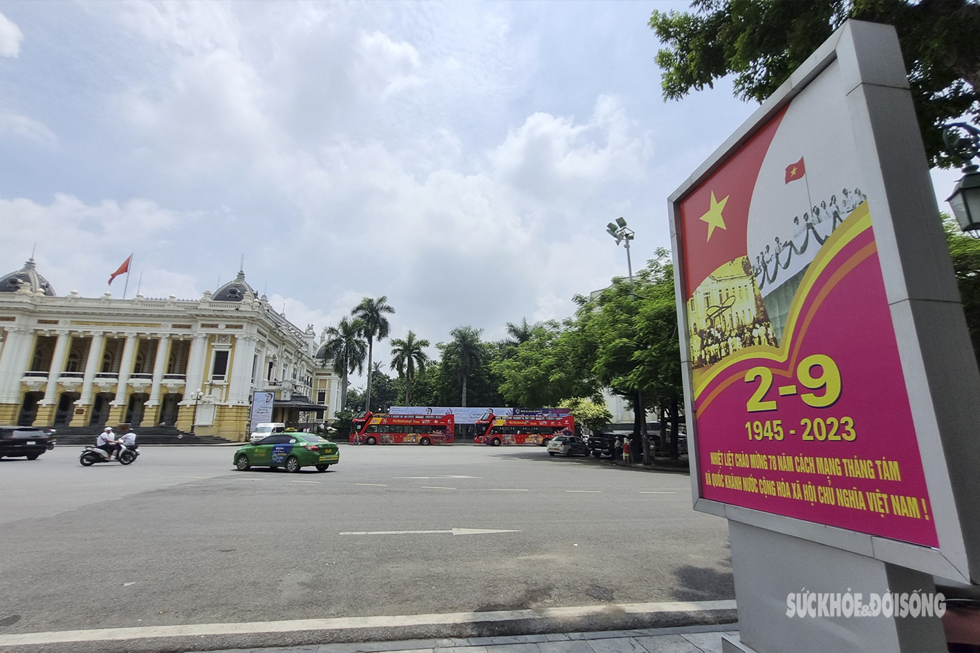 Đường phố Hà Nội rực rỡ sắc đỏ chào mừng ngày Quốc khánh 2/9 - Ảnh 4.