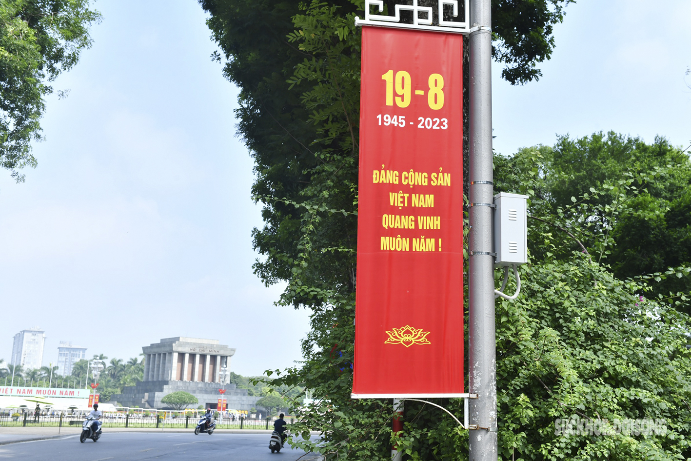 Đường phố Hà Nội rực rỡ sắc đỏ chào mừng ngày Quốc khánh 2/9 - Ảnh 2.