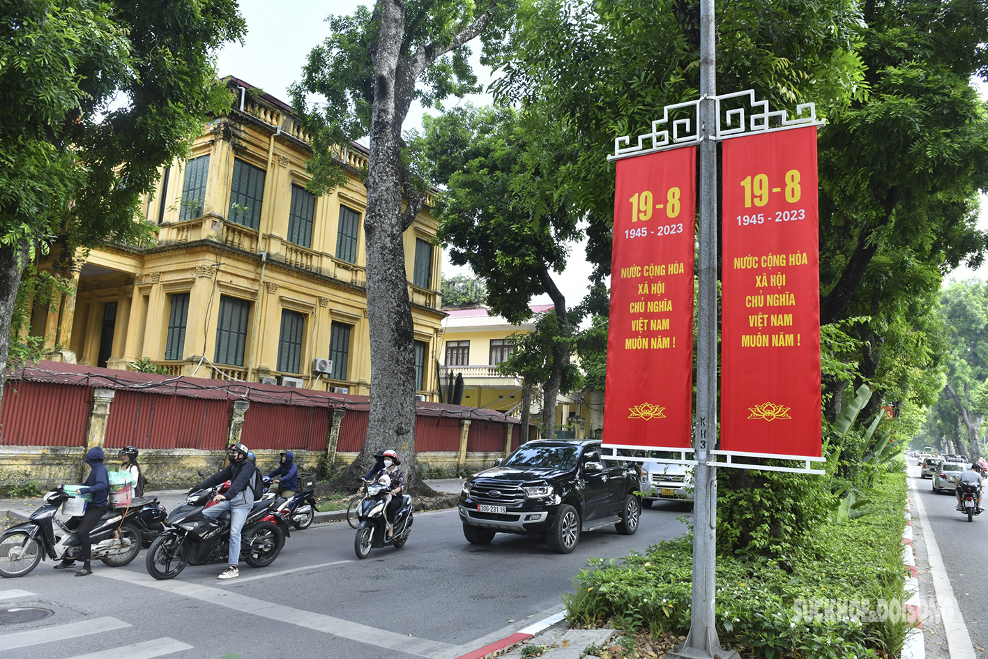 Đường phố Hà Nội rực rỡ sắc đỏ chào mừng ngày Quốc khánh 2/9 - Ảnh 8.