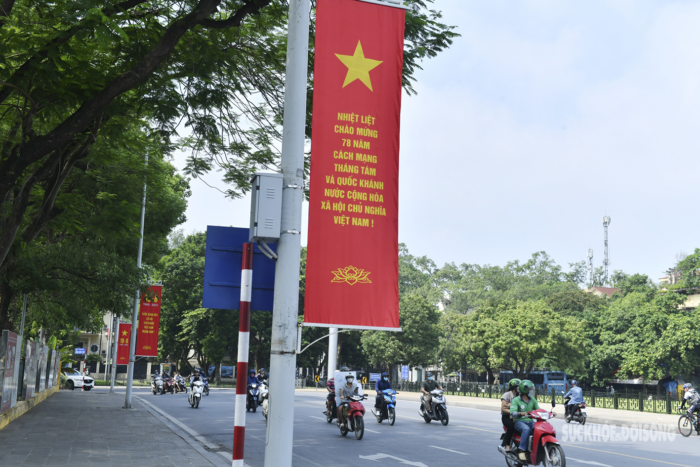 Đường phố Hà Nội rực rỡ sắc đỏ chào mừng ngày Quốc khánh 2/9 - Ảnh 7.