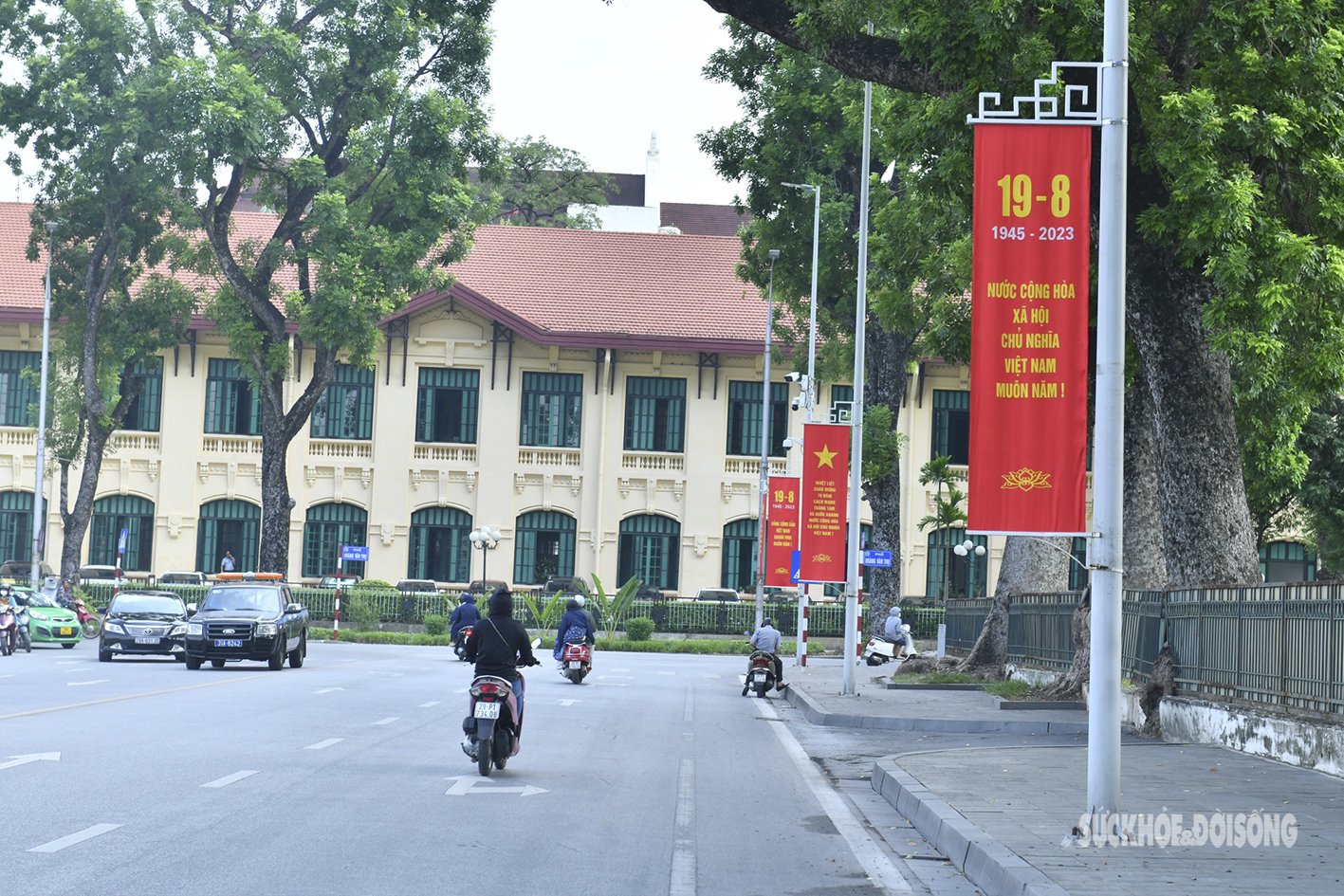 Đường phố Hà Nội rực rỡ sắc đỏ chào mừng ngày Quốc khánh 2/9 - Ảnh 6.