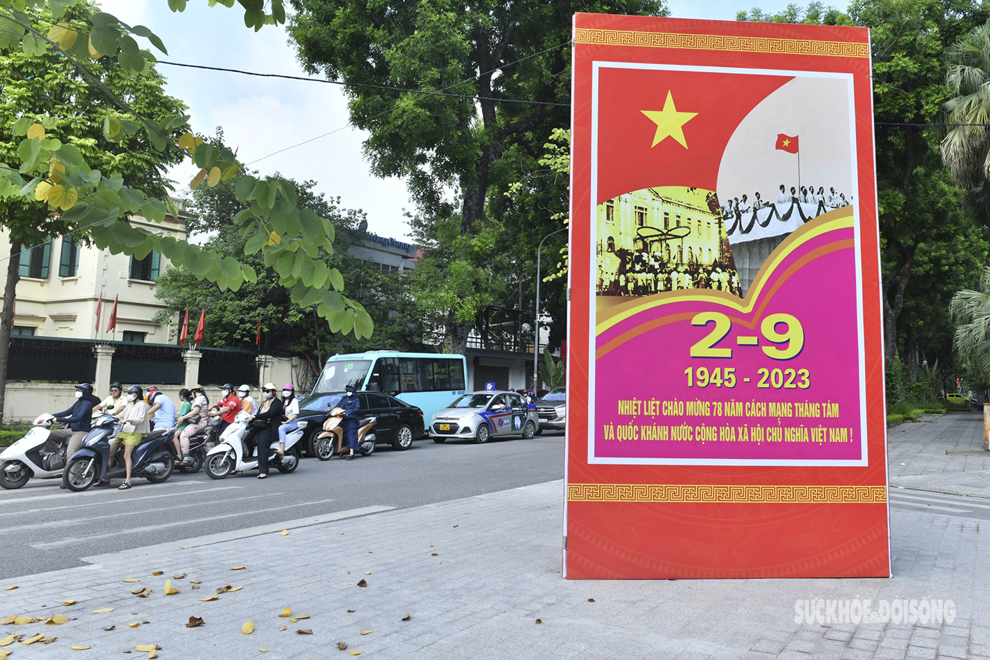 Đường phố Hà Nội rực rỡ sắc đỏ chào mừng ngày Quốc khánh 2/9 - Ảnh 9.