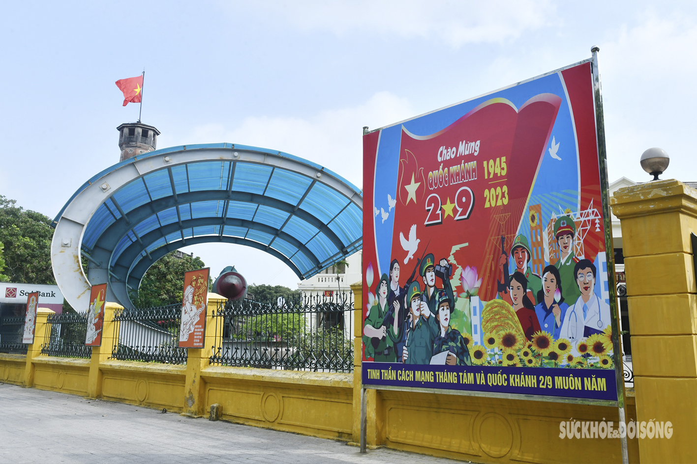 Đường phố Hà Nội rực rỡ sắc đỏ chào mừng ngày Quốc khánh 2/9 - Ảnh 3.