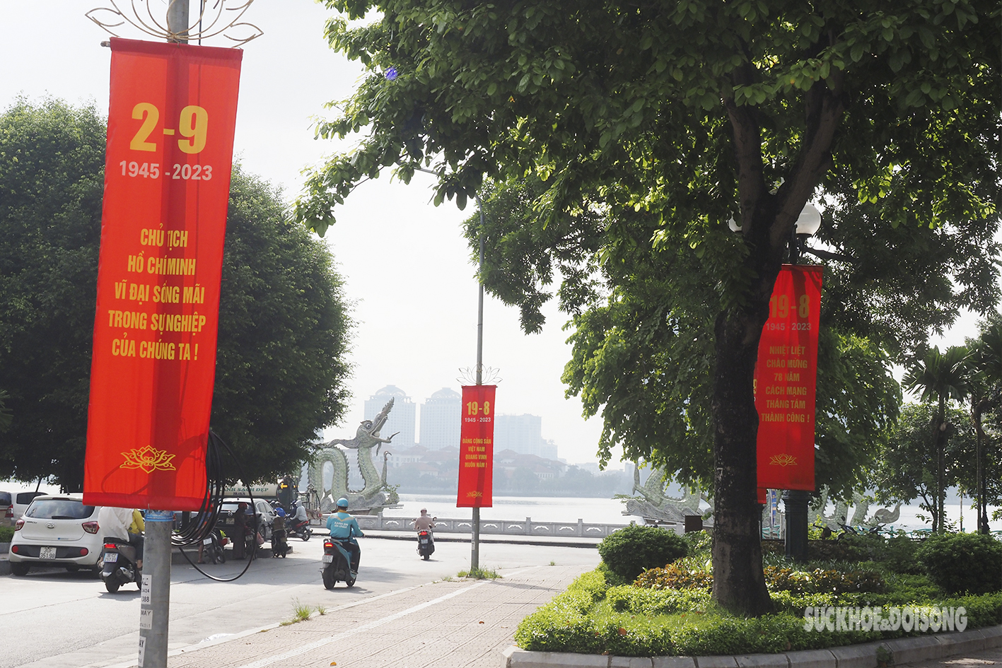 Đường phố Hà Nội rực rỡ sắc đỏ chào mừng ngày Quốc khánh 2/9 - Ảnh 11.