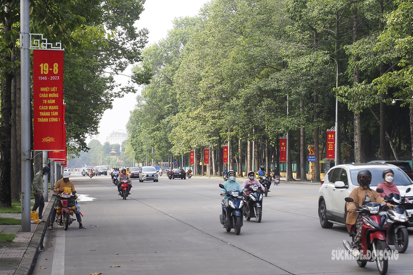 Đường phố Hà Nội rực rỡ sắc đỏ chào mừng ngày Quốc khánh 2/9 - Ảnh 5.